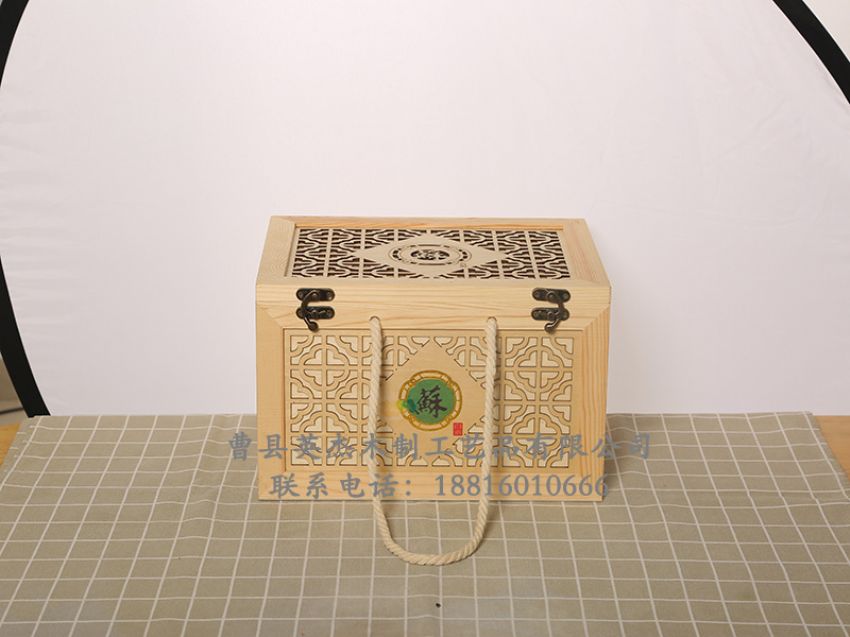 點(diǎn)擊查看詳細(xì)信息<br>標(biāo)題：六只白酒木盒 閱讀次數(shù)：390